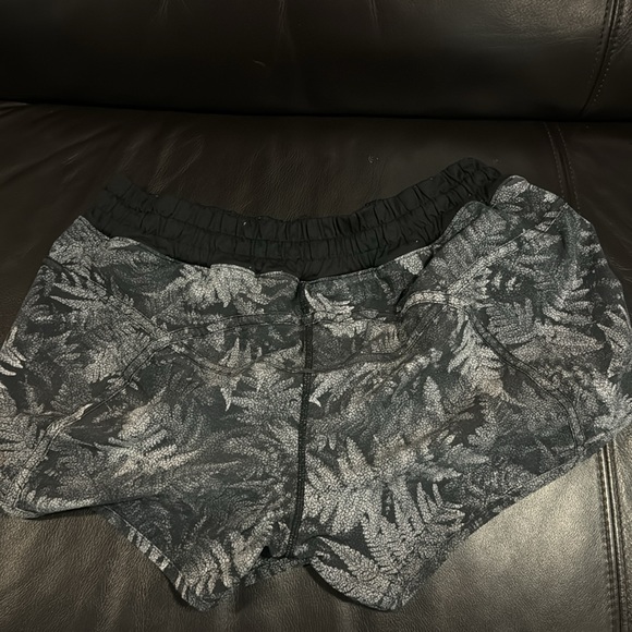Lululemon shorts size 10 - Picture 3 of 4
